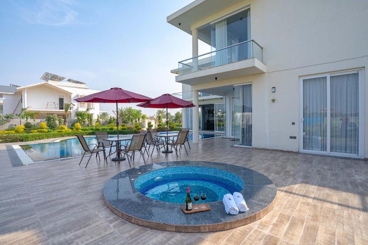 Stayvista At Le Blanc Escape W Outdoor Pool Sohna Extérieur photo