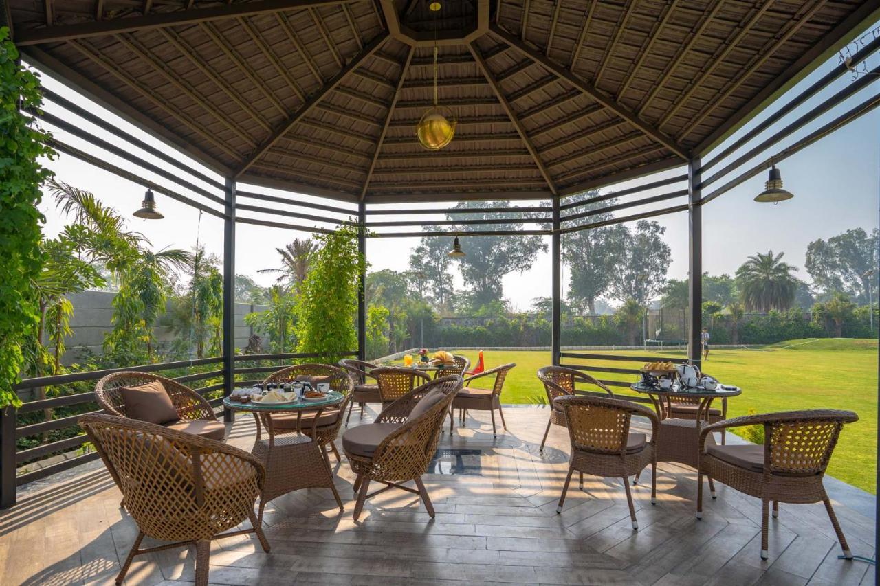 Stayvista At Le Blanc Escape W Outdoor Pool Sohna Extérieur photo