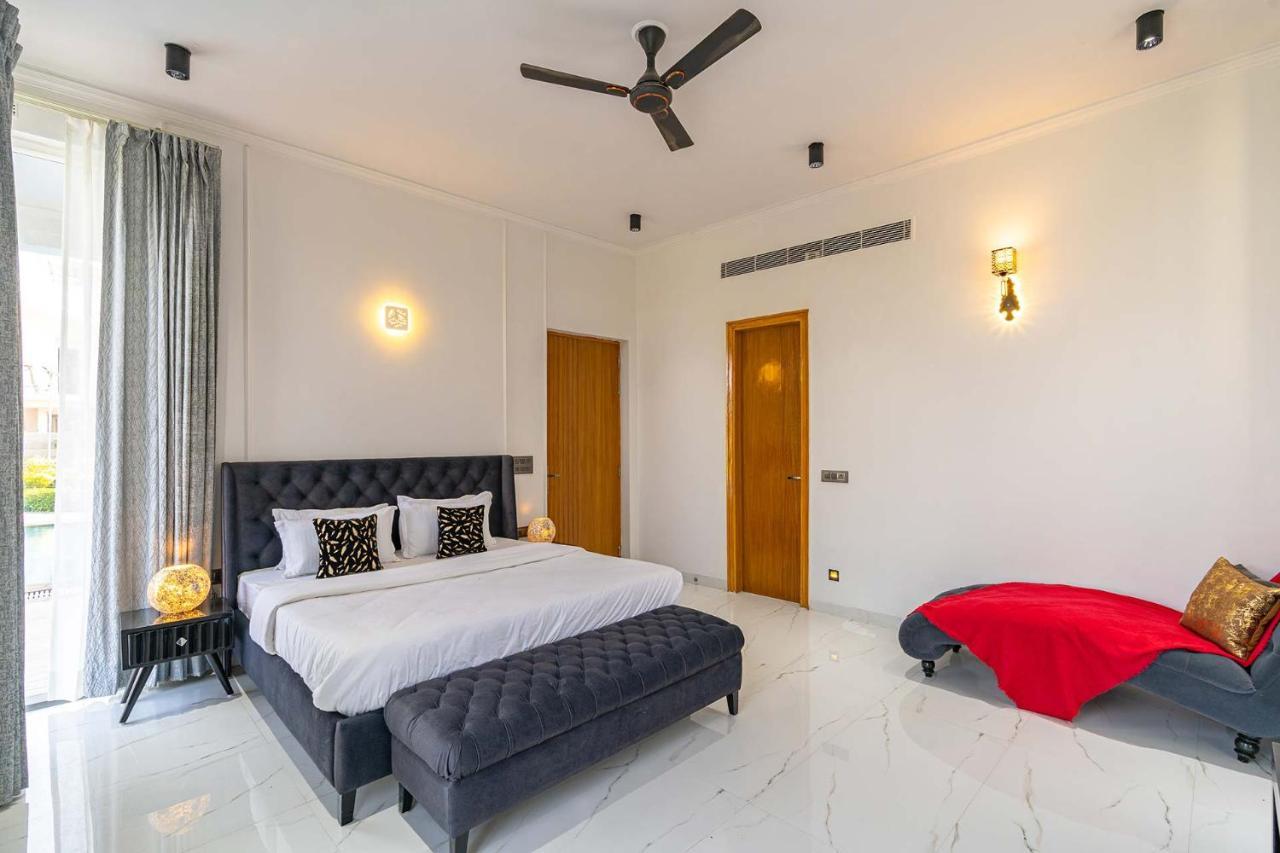 Stayvista At Le Blanc Escape W Outdoor Pool Sohna Extérieur photo