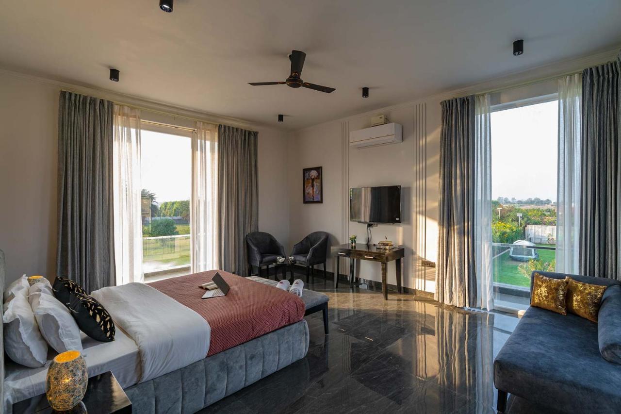 Stayvista At Le Blanc Escape W Outdoor Pool Sohna Extérieur photo