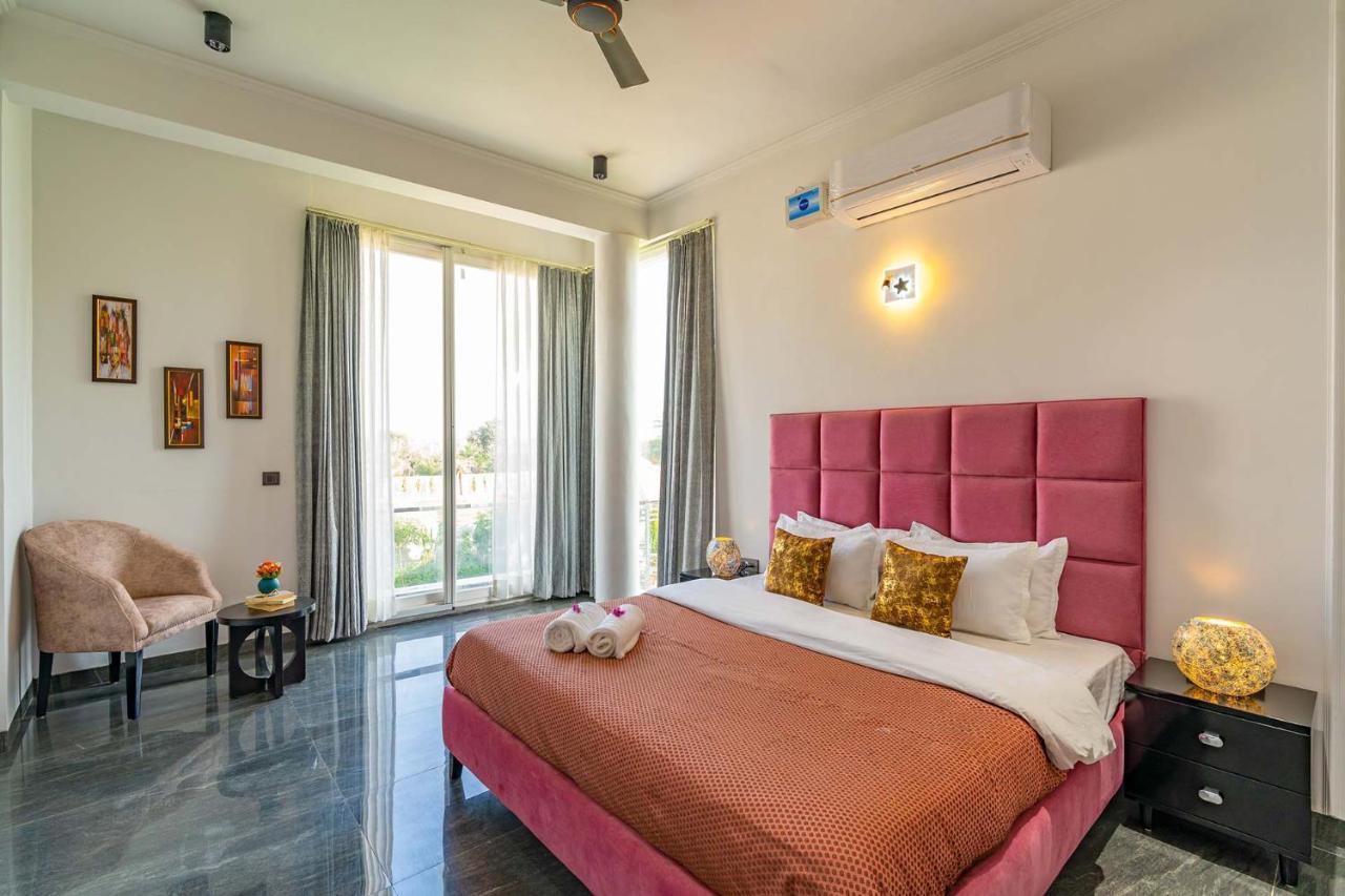 Stayvista At Le Blanc Escape W Outdoor Pool Sohna Extérieur photo
