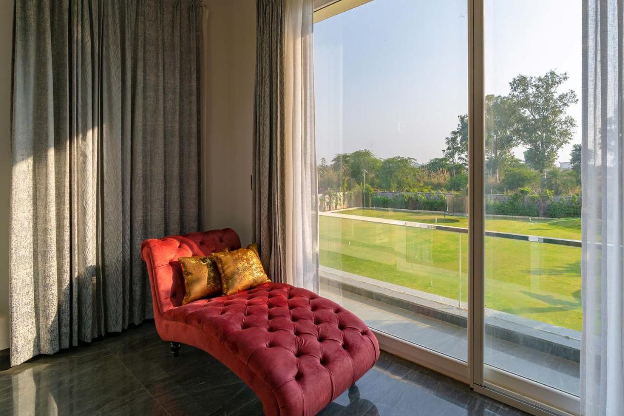 Stayvista At Le Blanc Escape W Outdoor Pool Sohna Extérieur photo