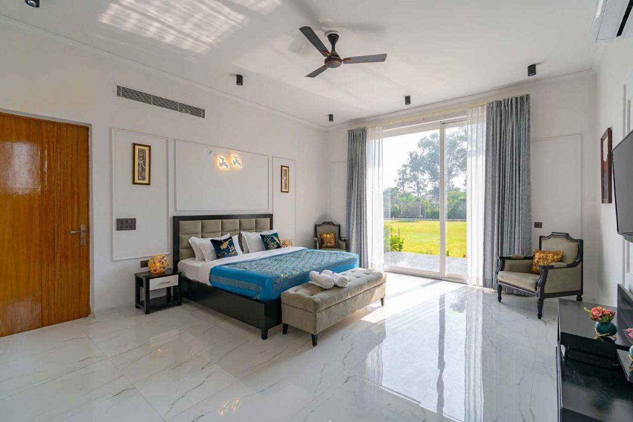 Stayvista At Le Blanc Escape W Outdoor Pool Sohna Extérieur photo