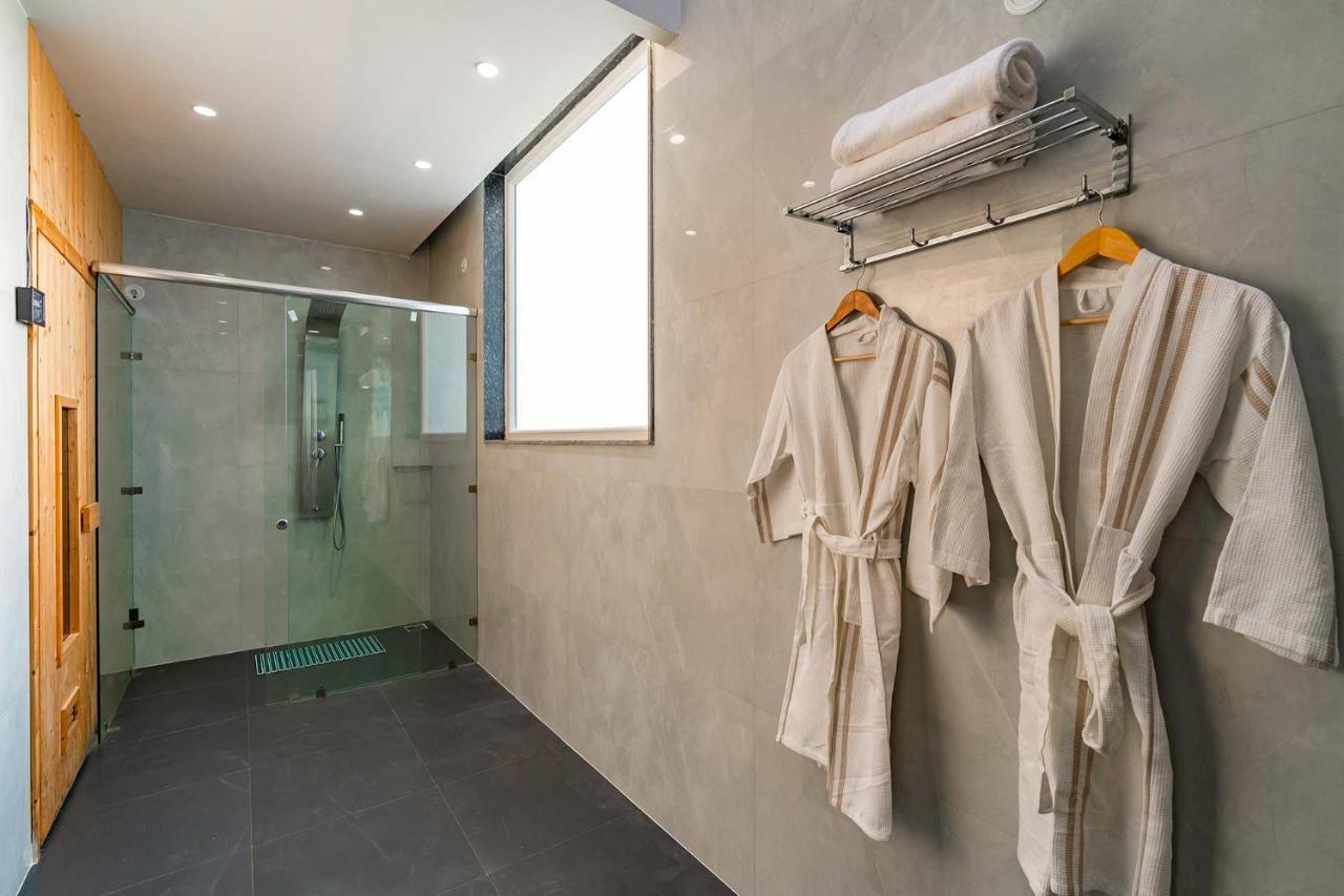 Stayvista At Le Blanc Escape W Outdoor Pool Sohna Extérieur photo