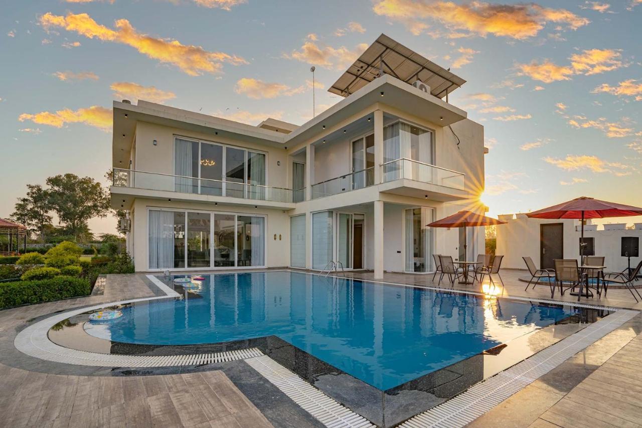 Stayvista At Le Blanc Escape W Outdoor Pool Sohna Extérieur photo