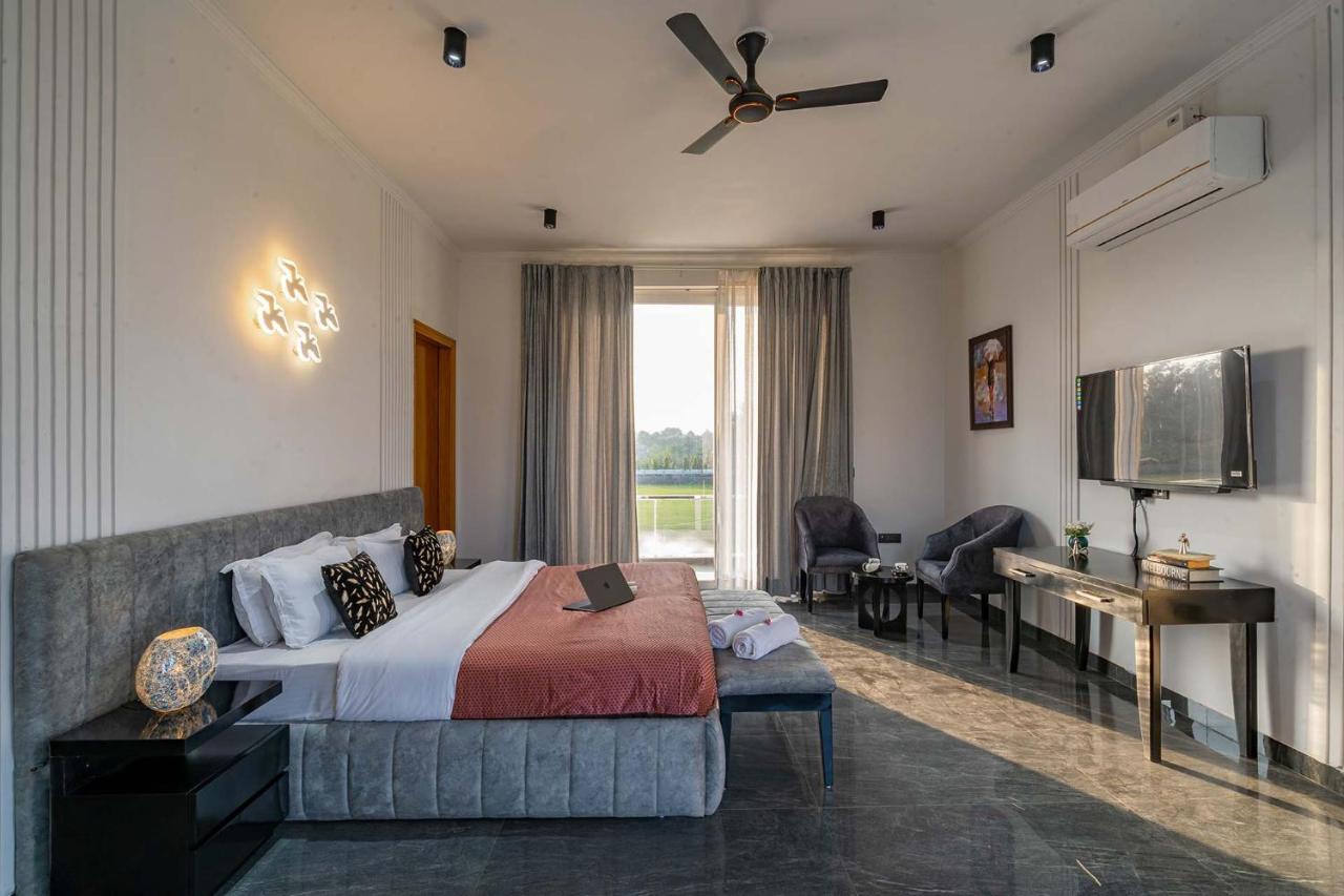 Stayvista At Le Blanc Escape W Outdoor Pool Sohna Extérieur photo