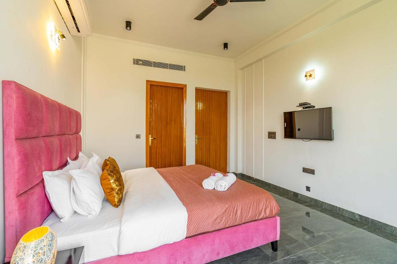 Stayvista At Le Blanc Escape W Outdoor Pool Sohna Extérieur photo