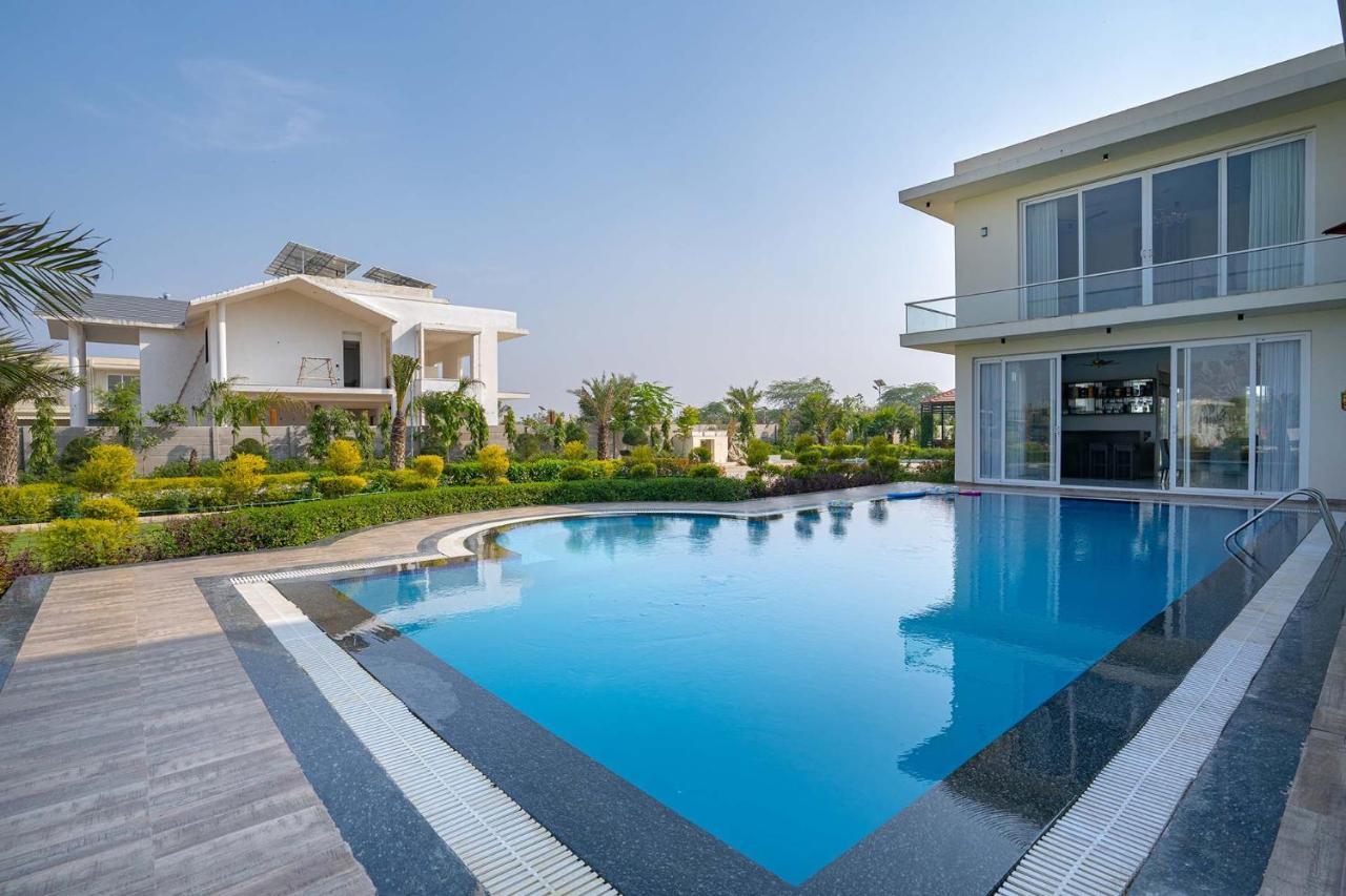 Stayvista At Le Blanc Escape W Outdoor Pool Sohna Extérieur photo